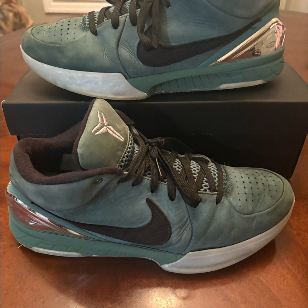 Nike Men's Green Athletic Shoes